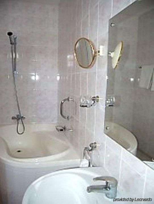 Elite Hotel Oradea Habitación foto